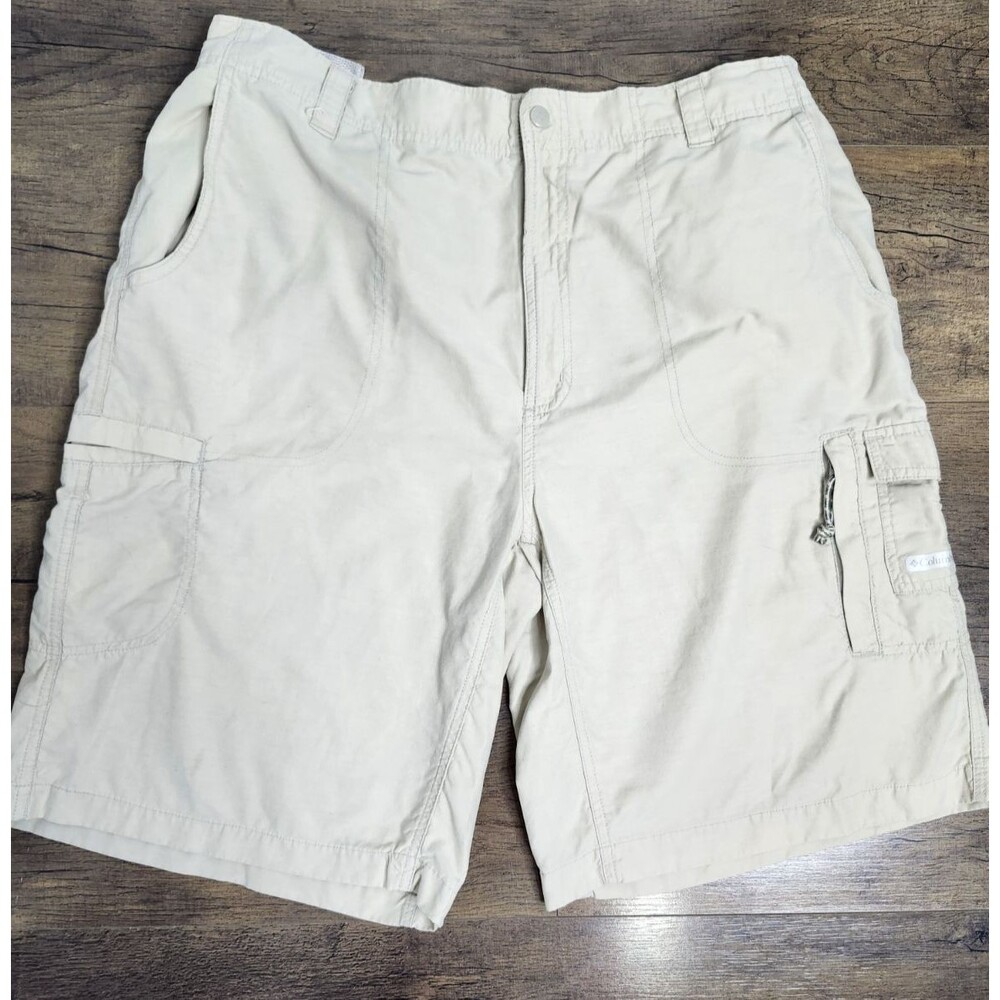 Columbia Men's Beige Comfort Waist Cargo Shorts Size 38 Fishing Hiking Outdoor